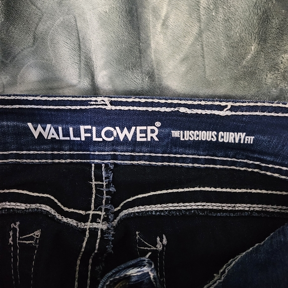 Juniors' WallFlower Insta Stretch Luscious Curvy Bootcut Jeans Sz 9 Inseam 32". - Picture 4 of 5